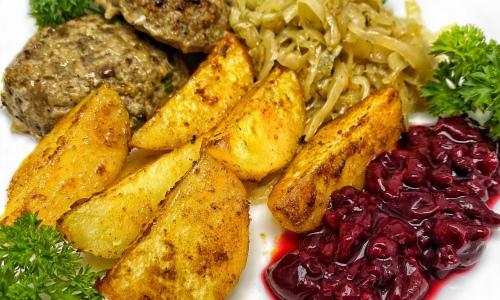 Бифштекс из оленины с картофельными дольками по-деревенски и прогретой клюквой с бальзамиком